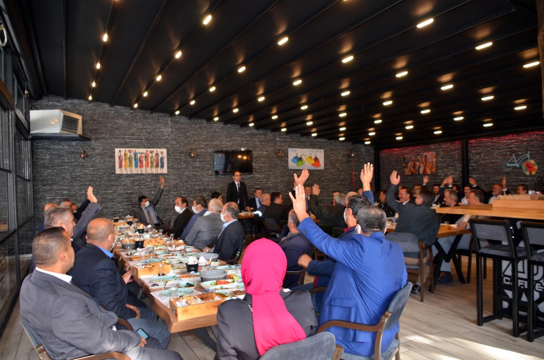 Alaplı Belediye Başkanı Nuri Tekin, 19 Ekim Muhtarlar Günü dolayısıyla muhtarlarla kahvaltıda bir araya geldi.
