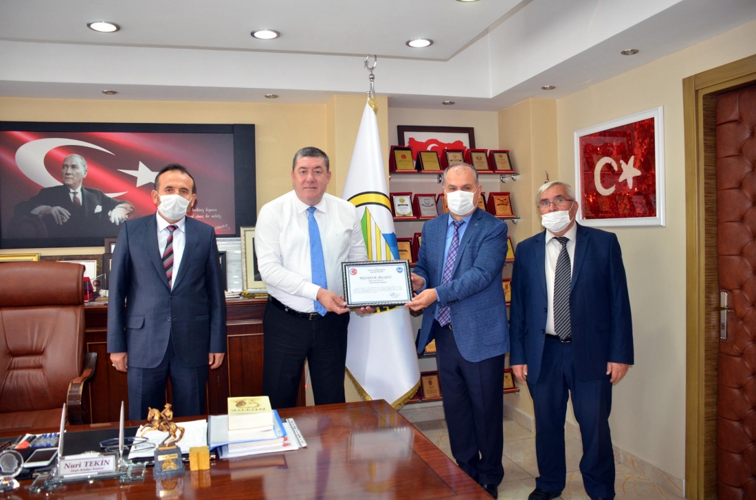 Alaplı İlçe Müftüsü Aydın Bostancı, Alaplı Belediye Başkanı Nuri Tekin’i ‘Camiler ve Din Görevlileri Haftası’ nedeniyle ziyaret etti.
