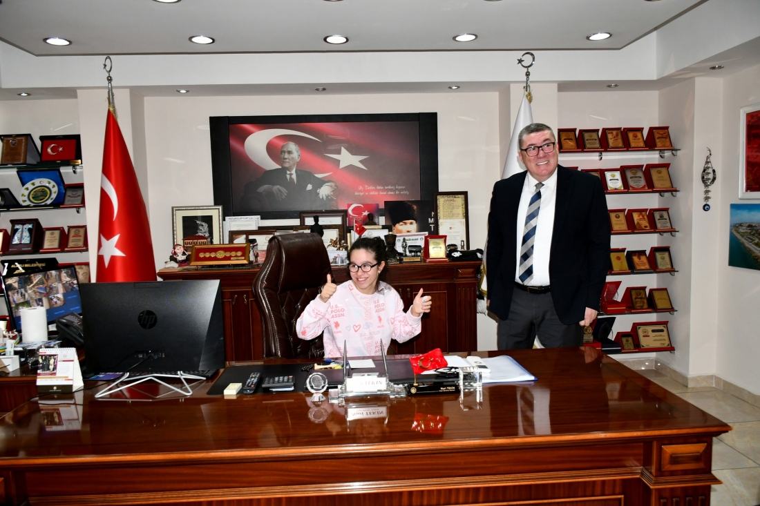ENGELLİLER HAFTASINDA ANLAMLI ZİYARET: BAŞKANLIK KOLTUĞU ÖZEL ÖĞRENCİLERİN