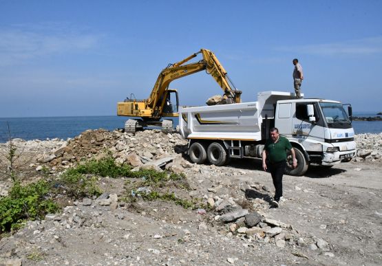 İNCİVEZ SAHİLİNDE TEMİZLİK ÇALIŞMALARI BAŞLADI.