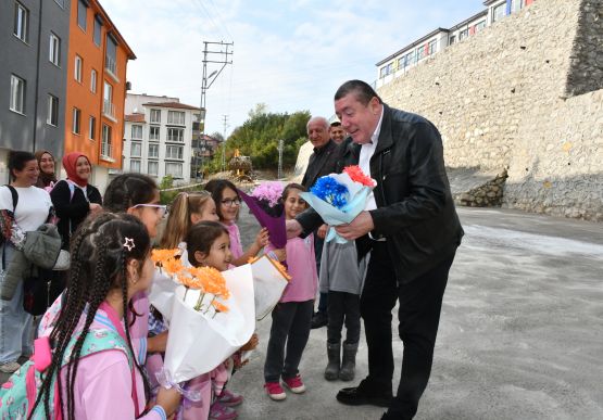 ALAPLI’DA MİNİK ÖĞRENCİLERDEN BAŞKAN TEKİN’E TEŞEKKÜR