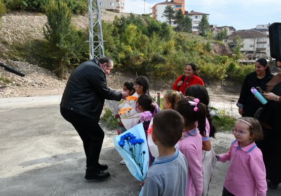 ALAPLI’DA MİNİK ÖĞRENCİLERDEN BAŞKAN TEKİN’E TEŞEKKÜR