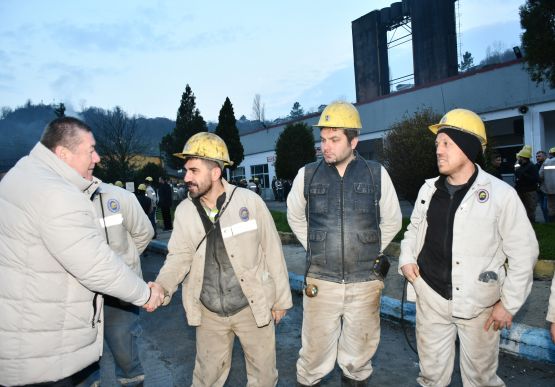 BAŞKAN TEKİN, MESAİYE BAŞLAYAN MADENCİLERİ KUYU BAŞINDAN UĞURLADI...