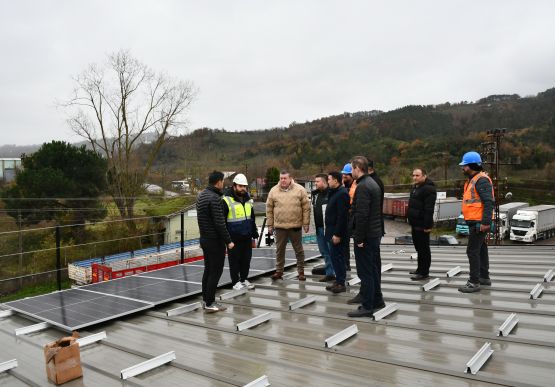 ALAPLI’DA GÜNEŞ ENERJİSİ DEVRİMİ BAŞLADI: İLK PANELİN MONTAJI BAŞKAN TEKİN YAPTI.