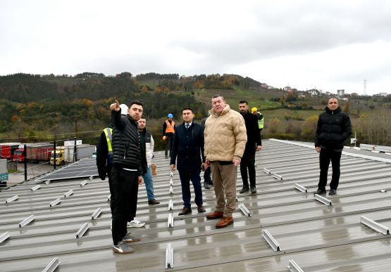 ALAPLI’DA GÜNEŞ ENERJİSİ DEVRİMİ BAŞLADI: İLK PANELİN MONTAJI BAŞKAN TEKİN YAPTI.
