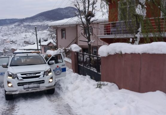 Alaplı İlçesi İsafakılı Köyünde kar yağışı nedeniyle yolu kapanan ve bugün ameliyat olması gereken 10 yaşındaki İrem Yılmaz’ı Belediye Zabıta ekipleri evinden alarak Kdz Ereğli Devlet Hastanesine ulaştırdı.