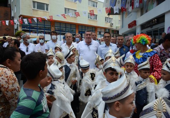 Alaplı Belediyesi tarafından bu yıl 22.si gerçekleştirilen Geleneksel Sünnet Şöleni ile 100’ün üzerinde çocuk erkekliğe ilk adımı attı.