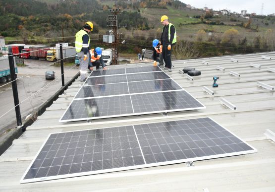 ALAPLI’DA GÜNEŞ ENERJİSİ DEVRİMİ BAŞLADI: İLK PANELİN MONTAJI BAŞKAN TEKİN YAPTI.