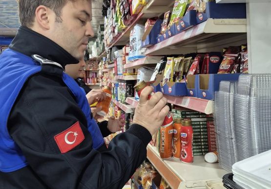 ALAPLI’DA ZABITA EKİPLERİ SON KULLANMA TARİHİ GEÇMİŞ ÜRÜNLERE EL KOYDU