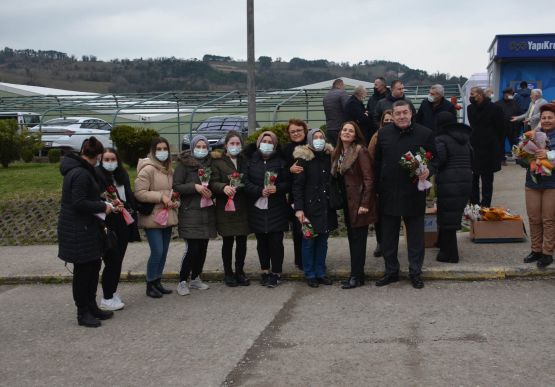 Alaplı Belediye Başkanı Nuri Tekin, İlçedeki fabrika ve kurumları ziyaret ederek kadın çalışanların ‘8 Mart Dünya Kadınlar Gününü’ kutlayarak gül hediye etti.