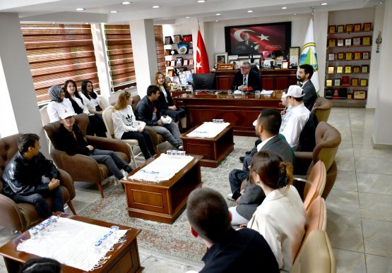 ENGELLİLER HAFTASINDA ANLAMLI ZİYARET: BAŞKANLIK KOLTUĞU ÖZEL ÖĞRENCİLERİN