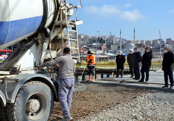 Alaplı Belediye Başkanı Nuri Tekin,  Karşıyaka Mahallesi Terminal arkasında yapımı devam eden  ‘Cumhuriyet Aile Parkın’da’ incelemelerde bulundu.