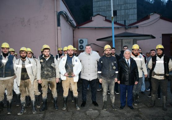 BAŞKAN TEKİN, MESAİYE BAŞLAYAN MADENCİLERİ KUYU BAŞINDAN UĞURLADI...