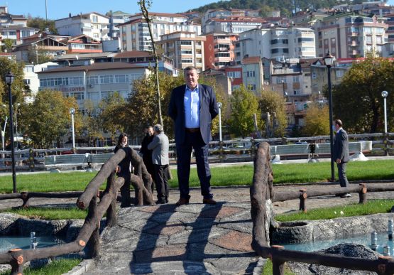 Bilim ve Teknoloji eski Bakanı Düzce Belediye Başkanı Dr. Faruk Özlü’ye Karşıyaka Aile Parkına verdiği desteklerden dolayı Alaplı halkı adına teşekkür  ediyoruz.