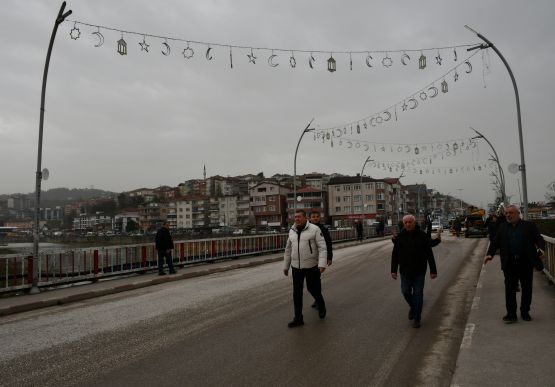 ALAPLI’DA MERKEZİ NOKTALARDA DÜZENLEME VE PEYZAJ ÇALIŞMALARI SÜRÜYOR.
