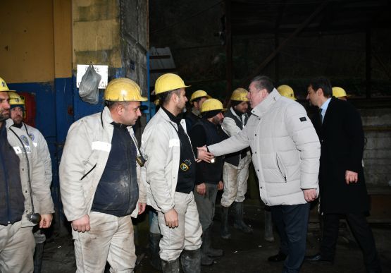 BAŞKAN TEKİN, MESAİYE BAŞLAYAN MADENCİLERİ KUYU BAŞINDAN UĞURLADI...