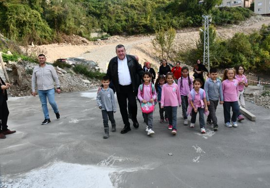 ALAPLI’DA MİNİK ÖĞRENCİLERDEN BAŞKAN TEKİN’E TEŞEKKÜR