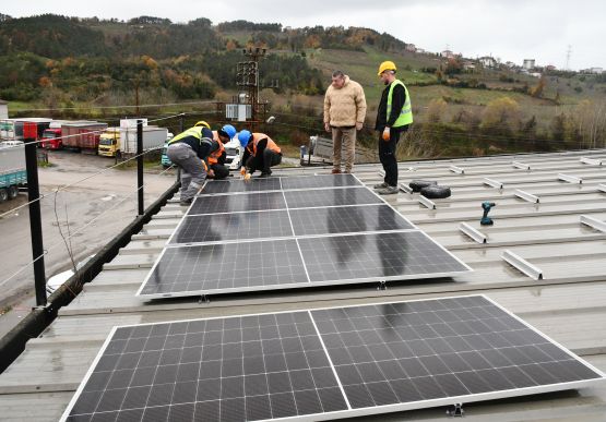ALAPLI’DA GÜNEŞ ENERJİSİ DEVRİMİ BAŞLADI: İLK PANELİN MONTAJI BAŞKAN TEKİN YAPTI.