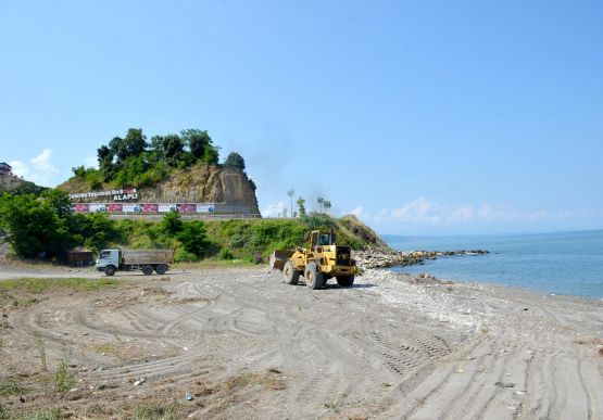 Alaplı Belediyesi, İncivez altı sahilinde taş toplama ve kumsalda temizlik çalışması yaptı.