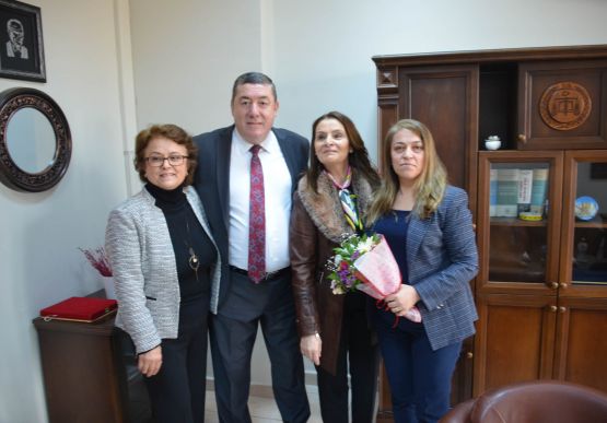 Alaplı Belediye Başkanı Nuri Tekin, İlçedeki fabrika ve kurumları ziyaret ederek kadın çalışanların ‘8 Mart Dünya Kadınlar Gününü’ kutlayarak gül hediye etti.