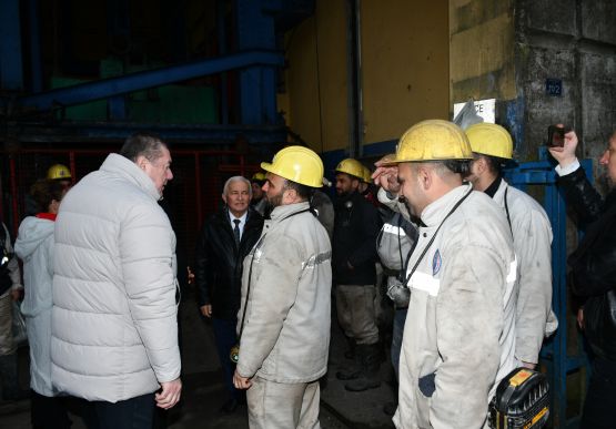 BAŞKAN TEKİN, MESAİYE BAŞLAYAN MADENCİLERİ KUYU BAŞINDAN UĞURLADI...