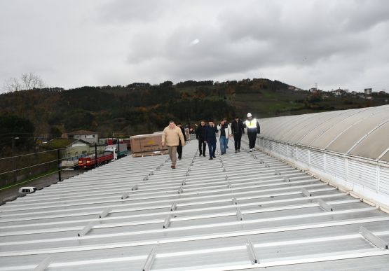 ALAPLI’DA GÜNEŞ ENERJİSİ DEVRİMİ BAŞLADI: İLK PANELİN MONTAJI BAŞKAN TEKİN YAPTI.