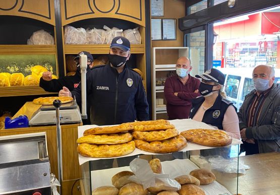 Alaplı Belediyesi Zabıta Müdürlüğü ekipleri, Ramazan ayı dolayısıyla ekmek üretimi yapan fırınlar başta olmak üzere, pasta ve tatlı imalathanelerine yönelik denetimlerini artırdı.