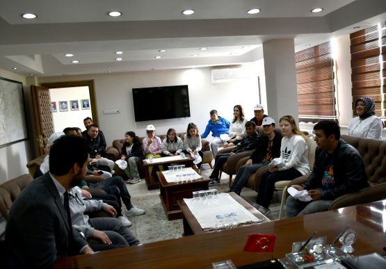 ENGELLİLER HAFTASINDA ANLAMLI ZİYARET: BAŞKANLIK KOLTUĞU ÖZEL ÖĞRENCİLERİN