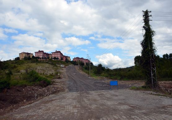 Alaplı Belediyesi, Yeni Mahallede 2007 yılında Toplu Konut İdaresi (TOKİ) tarafından inşa edilen konutların altyapı sorununu kökten çözülüyor.