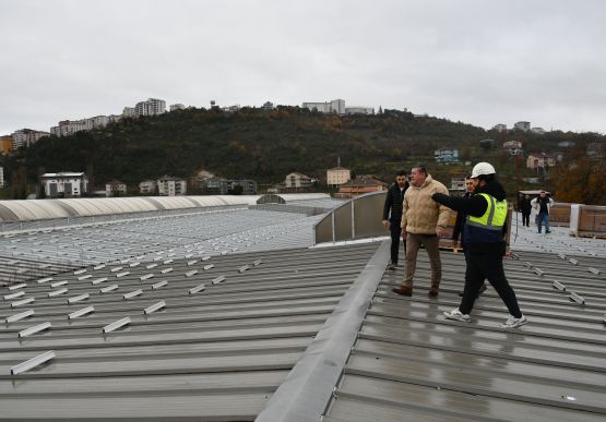 ALAPLI’DA GÜNEŞ ENERJİSİ DEVRİMİ BAŞLADI: İLK PANELİN MONTAJI BAŞKAN TEKİN YAPTI.