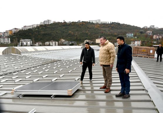 ALAPLI’DA GÜNEŞ ENERJİSİ DEVRİMİ BAŞLADI: İLK PANELİN MONTAJI BAŞKAN TEKİN YAPTI.