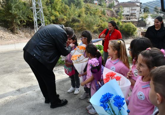 ALAPLI’DA MİNİK ÖĞRENCİLERDEN BAŞKAN TEKİN’E TEŞEKKÜR
