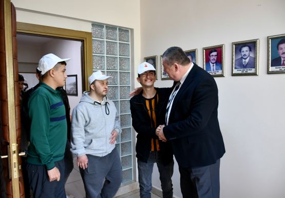 ENGELLİLER HAFTASINDA ANLAMLI ZİYARET: BAŞKANLIK KOLTUĞU ÖZEL ÖĞRENCİLERİN