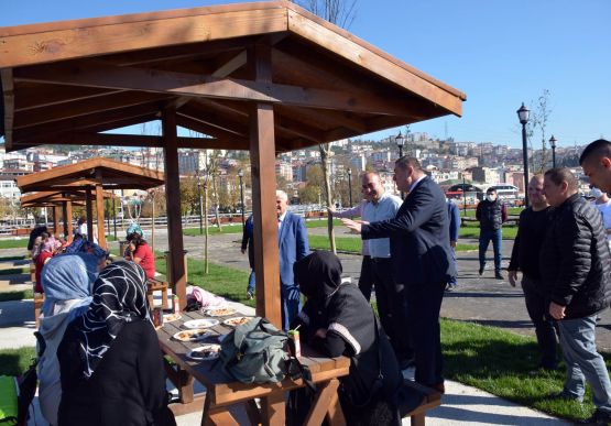 Alaplı Belediye Başkanı Nuri Tekin, yapımı tamamlanan ve hizmete açılan Karşıyaka Cumhuriyet Parkı’nda vatandaşlarla bir araya geldi.