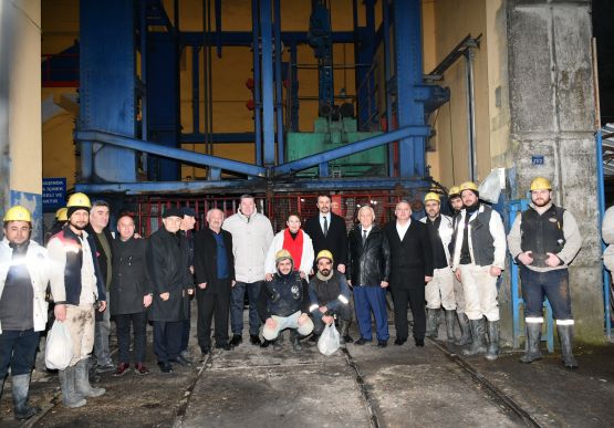 BAŞKAN TEKİN, MESAİYE BAŞLAYAN MADENCİLERİ KUYU BAŞINDAN UĞURLADI...