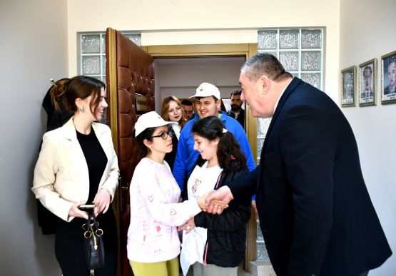 ENGELLİLER HAFTASINDA ANLAMLI ZİYARET: BAŞKANLIK KOLTUĞU ÖZEL ÖĞRENCİLERİN