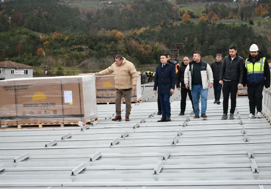 ALAPLI’DA GÜNEŞ ENERJİSİ DEVRİMİ BAŞLADI: İLK PANELİN MONTAJI BAŞKAN TEKİN YAPTI.