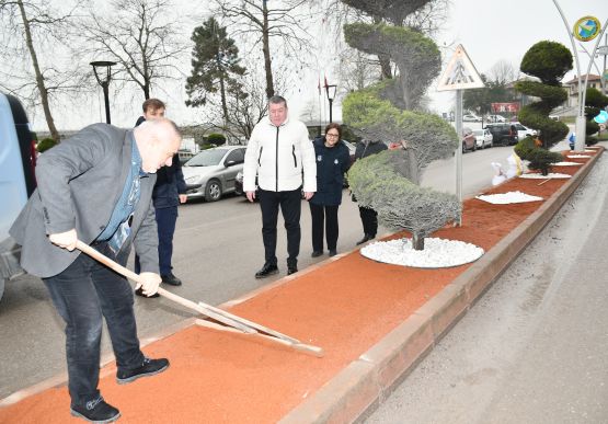 ALAPLI’DA MERKEZİ NOKTALARDA DÜZENLEME VE PEYZAJ ÇALIŞMALARI SÜRÜYOR.