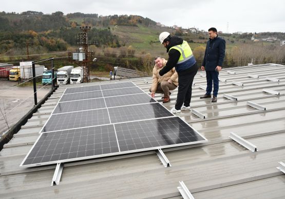 ALAPLI’DA GÜNEŞ ENERJİSİ DEVRİMİ BAŞLADI: İLK PANELİN MONTAJI BAŞKAN TEKİN YAPTI.
