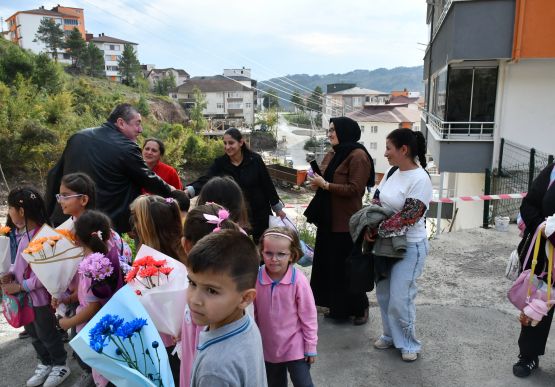 ALAPLI’DA MİNİK ÖĞRENCİLERDEN BAŞKAN TEKİN’E TEŞEKKÜR