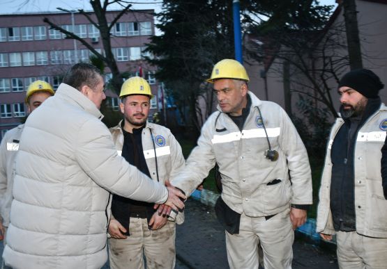 BAŞKAN TEKİN, MESAİYE BAŞLAYAN MADENCİLERİ KUYU BAŞINDAN UĞURLADI...
