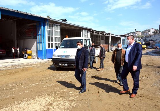 Alaplı Belediye Başkanı Nuri Tekin, küçük sanayi sitesi esnafını ziyaret ederek yapılan çalışmaları inceledi.
