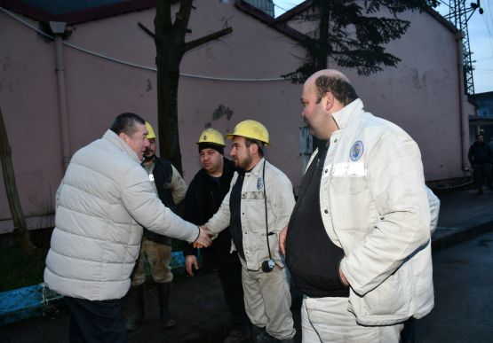 BAŞKAN TEKİN, MESAİYE BAŞLAYAN MADENCİLERİ KUYU BAŞINDAN UĞURLADI...