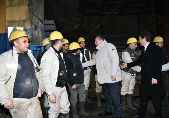 BAŞKAN TEKİN, MESAİYE BAŞLAYAN MADENCİLERİ KUYU BAŞINDAN UĞURLADI...