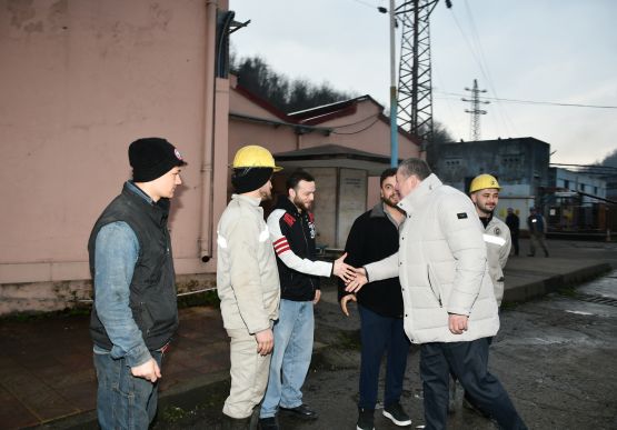 BAŞKAN TEKİN, MESAİYE BAŞLAYAN MADENCİLERİ KUYU BAŞINDAN UĞURLADI...