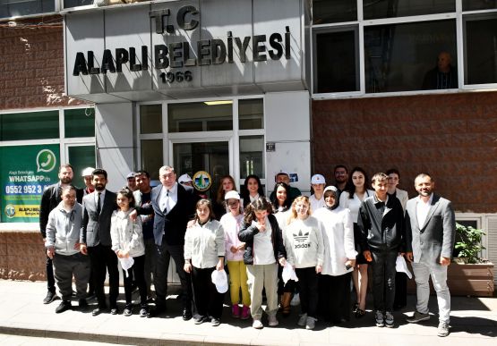 ENGELLİLER HAFTASINDA ANLAMLI ZİYARET: BAŞKANLIK KOLTUĞU ÖZEL ÖĞRENCİLERİN