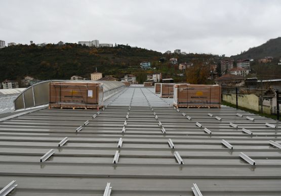 ALAPLI’DA GÜNEŞ ENERJİSİ DEVRİMİ BAŞLADI: İLK PANELİN MONTAJI BAŞKAN TEKİN YAPTI.