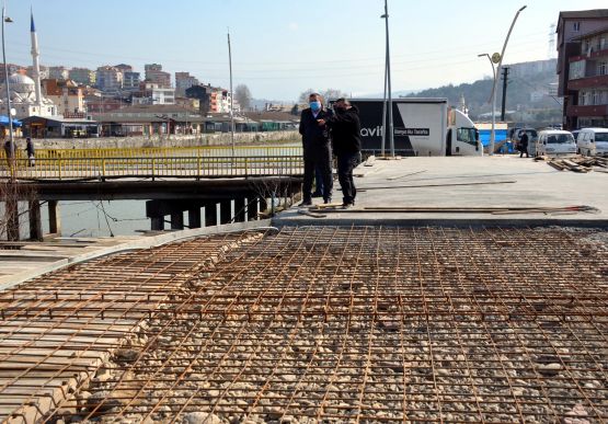 Alaplı Belediye Başkanı Nuri Tekin,  Karşıyaka Mahallesi Terminal arkasında yapımı devam eden  ‘Cumhuriyet Aile Parkın’da’ incelemelerde bulundu.