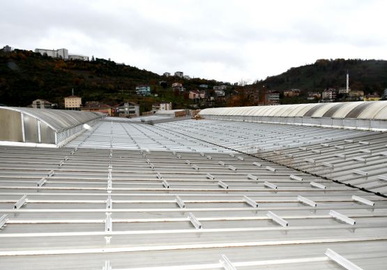 ALAPLI’DA GÜNEŞ ENERJİSİ DEVRİMİ BAŞLADI: İLK PANELİN MONTAJI BAŞKAN TEKİN YAPTI.