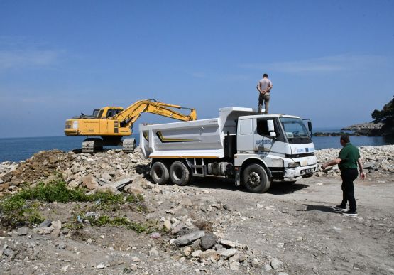 İNCİVEZ SAHİLİNDE TEMİZLİK ÇALIŞMALARI BAŞLADI.